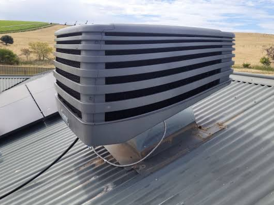 Evaporative cooling installation